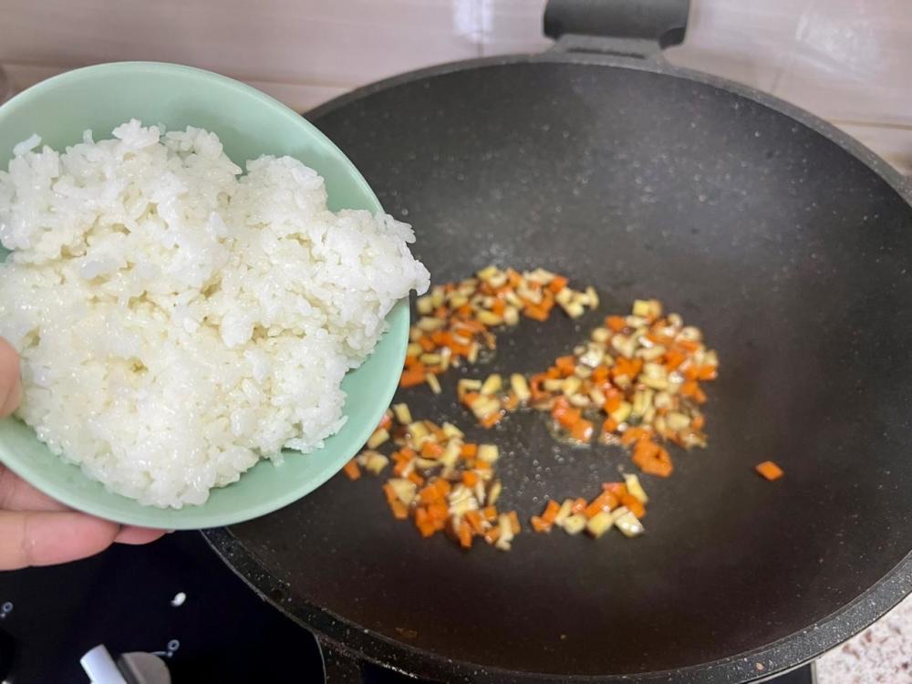吃過三文魚炒飯嗎？快來試試，很簡單的流程。