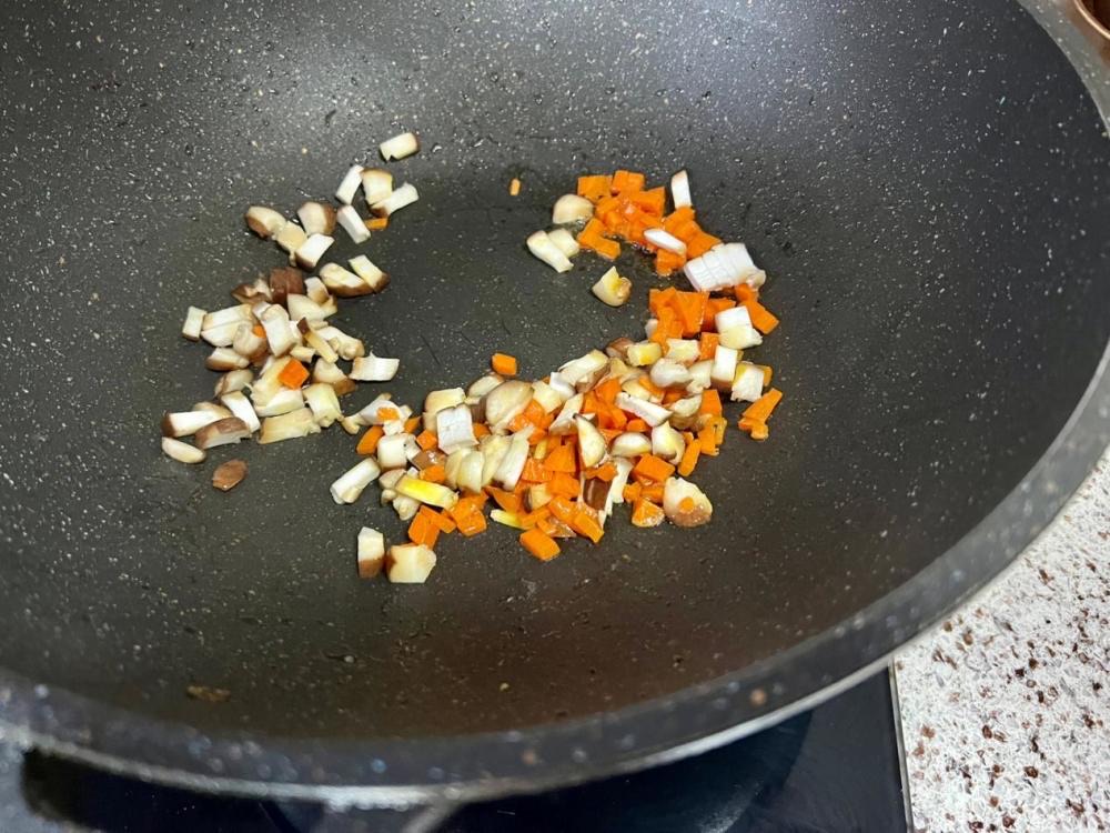 吃過三文魚炒飯嗎？快來試試，很簡單的流程。