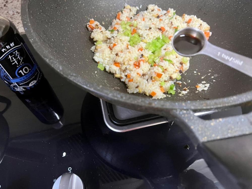 吃過三文魚炒飯嗎？快來試試，很簡單的流程。