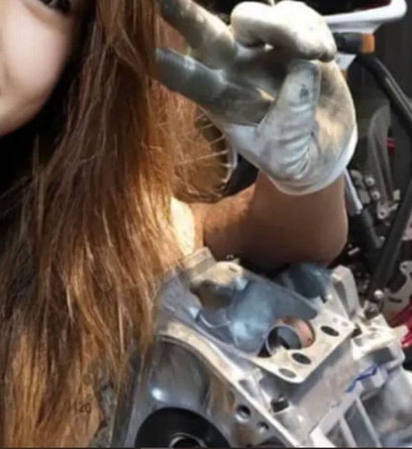 日本某位大叔依靠程序實現變性為美女機車檔，成功吸粉上萬粉絲。