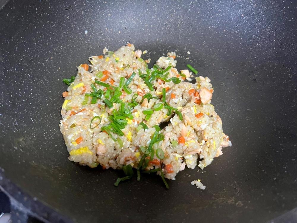 吃過三文魚炒飯嗎？快來試試，很簡單的流程。